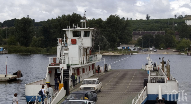 Фериботът в Свищов аварира, пренасочват камионите