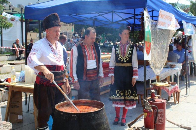 ТРАДИЦИИ: 2500 порции бяха раздадени на Празника на Тетевенската саламура (СНИМКИ)