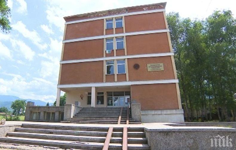 Образователни инспектори и полиция влязоха в училище в Ботевград