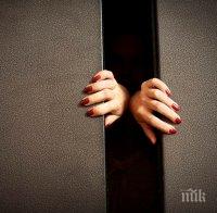 Жена заседна 27 часа в асансьор. Оцеля благодарение на... вино