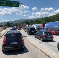 ИЗВЪНРЕДНО В ПИК: Километрични задръствания на 