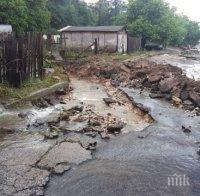 Багери и тежка техника разчистват щетите от наводнението в Котел