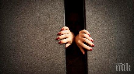 жена заседна часа асансьор оцеля благодарение вино