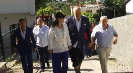 еди рама изби рибата гласува облечен сако къси панталони