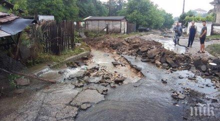 багери тежка техника разчистват щетите наводнението котел