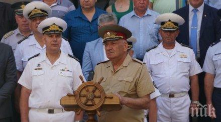 командващият вмс вицеадмирал митко петев сдаде поста снимки