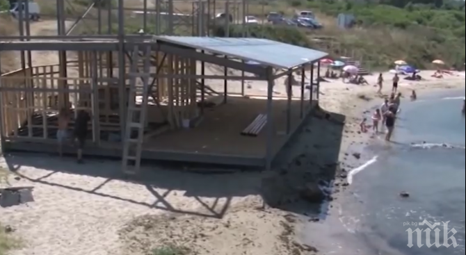 Кръчма на плажа в Созопол влиза в морето, започва проверка