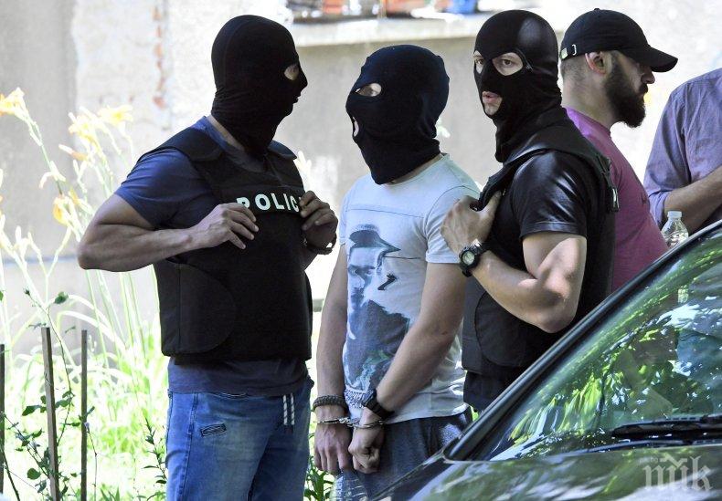 РАЗКРИТИЕ: Хора подавали сигнали срещу ченгето наркопласьор - криел дрогата в храсти и некролози