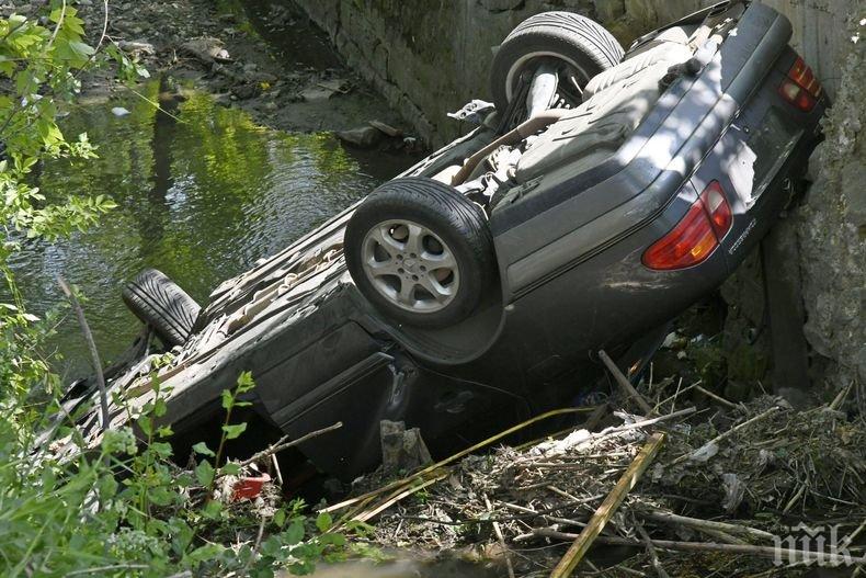 Момче и момиче излетяха с колата си в дере край Панчарево