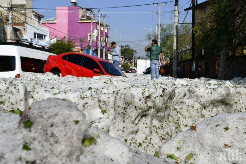 Апокалипсис в Мексико, градушка погреба цял град (СНИМКИ)