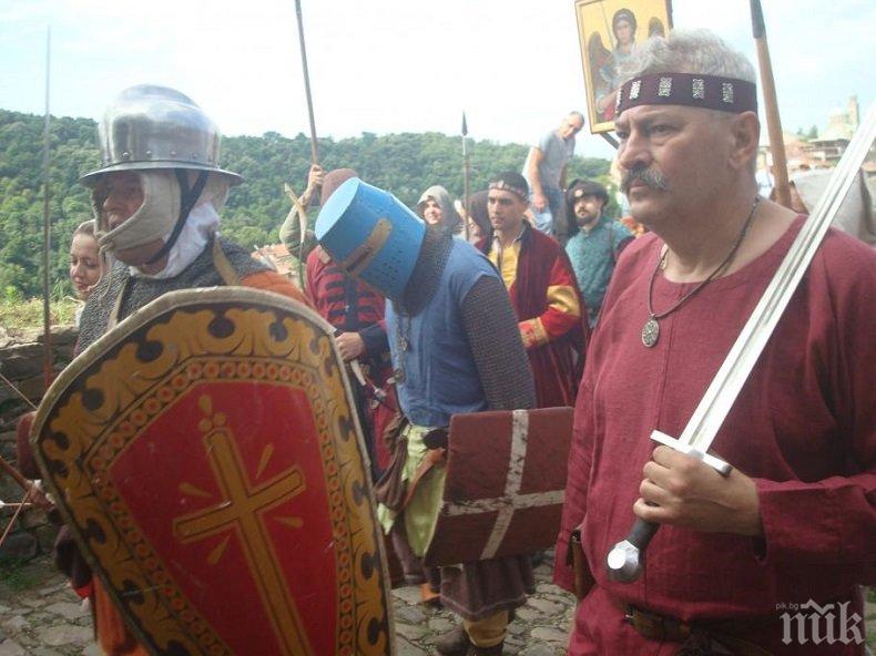 ЗРЕЛИЩНО: Варвари нападнаха и превзеха Царевец