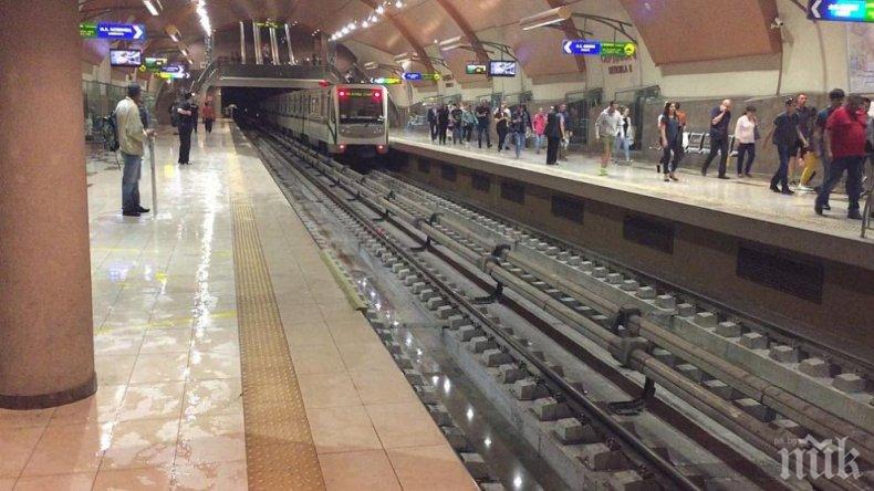 Ученици вдигнаха на крак полиция и пожарна заради димка в метрото в София