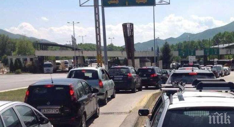 Тапа: Отново километрични опашки на границите ни с Гърция