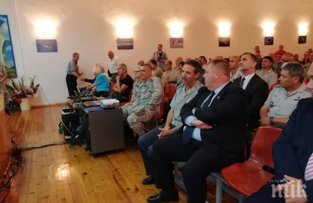 Каракачанов в база Граф Игнатиево: Изпуши ни още един изтребител