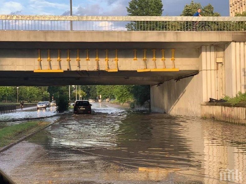 КУЛТОВО: Дъжд се лее над Пловдив, граждани затвориха наводнена улица с... кофи за боклук (СНИМКА)