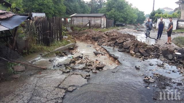 Багери и тежка техника разчистват щетите от наводнението в Котел