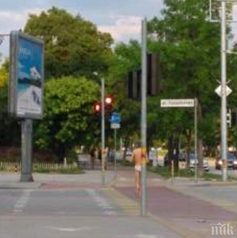 КАТО СМЪРФОВЕТЕ: Мъж спортува по бельо из пловдивските улици (СНИМКА)