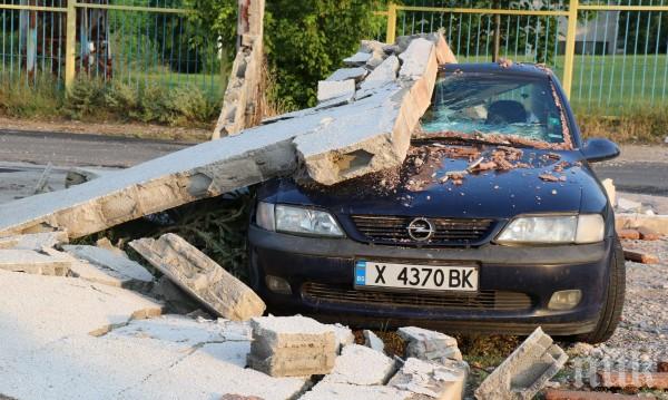 НА КОСЪМ: Стена рухна върху автомобил в Хасково, пострадали по чудо няма
