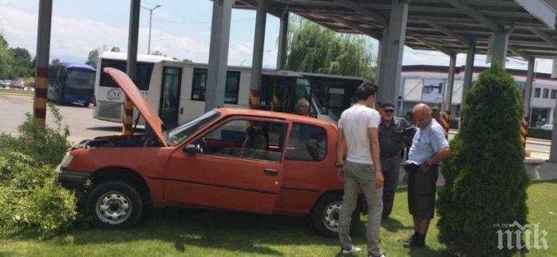ЗРЕЛИЩНО: Пежо кацна на автогарата в Пазарджик (СНИМКА)