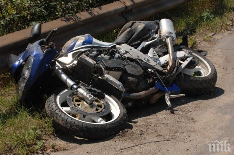Моторист загина на място след удар в табела край Шумен