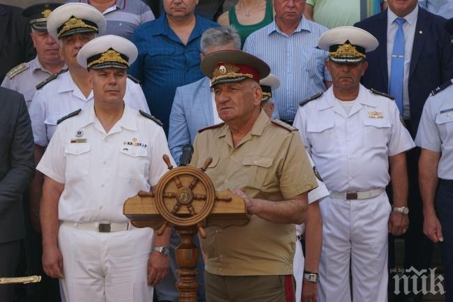 Командващият ВМС вицеадмирал Митко Петев сдаде поста (СНИМКИ)