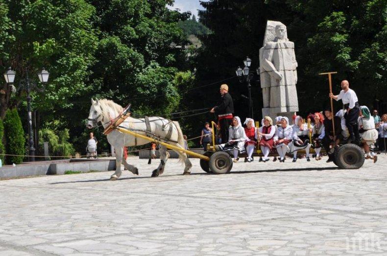 АХУ-ИХУ: 26 фолклорни групи се събраха на фестивал в Разлог