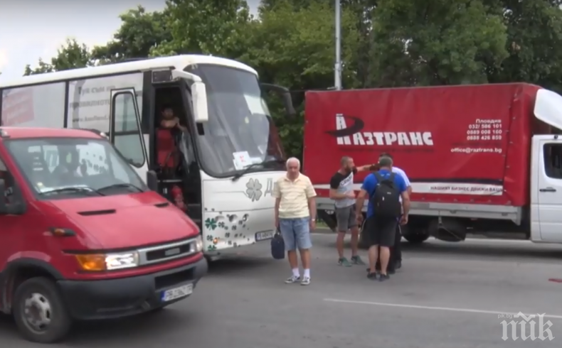 ПЪТЕН ЕКШЪН В ПЛОВДИВ: Автобус натресе кола до Аграрния университет 