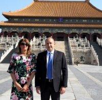 Десислава Радева цъфна с флорална рокля в Забранения град (СНИМКИ)