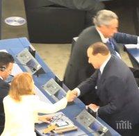 Берлускони - новата звезда в ЕП. Евродепутати го засипаха с молби за селфита (ВИДЕО)