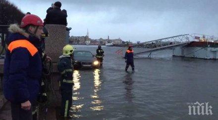 улици санкт петербург наводнени заради проливни дъждове