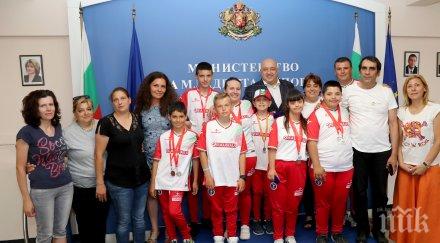 министър кралев награди отличили деца увреждания