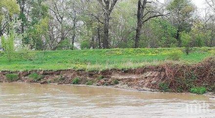 дъждовете срутиха метра ограда училище велико търново
