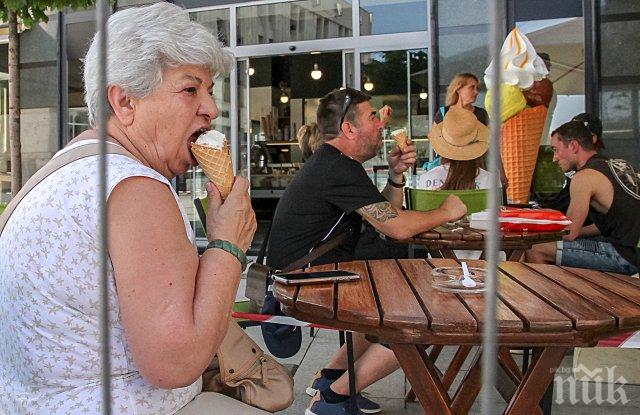 МОР В ПЛОВДИВ: 20 припаднаха в жегата, линейки хвърчат цял ден