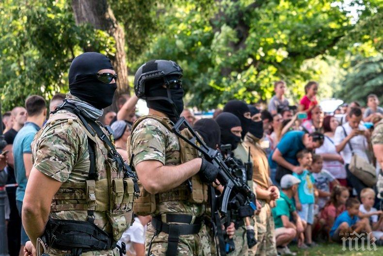 Атрактивни демонстрации и добро настроение за празника на МВР (СНИМКИ)