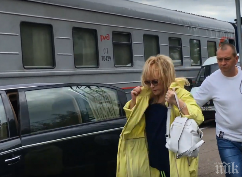 Майбах-ът на Алла Пугачова я метна на влак директно от перона (ВИДЕО)
