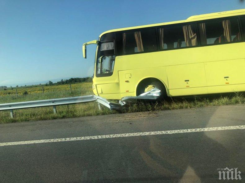 ПЪРВО В ПИК! Автобус се заби в мантинела на Тракия (СНИМКИ)
