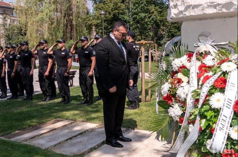 Министър Маринов и главният секретар поднесоха венци на загинали полицаи (СНИМКИ)