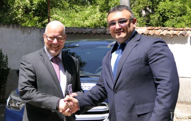 Маринов получи подарък за МВР от германските си колеги (СНИМКИ)