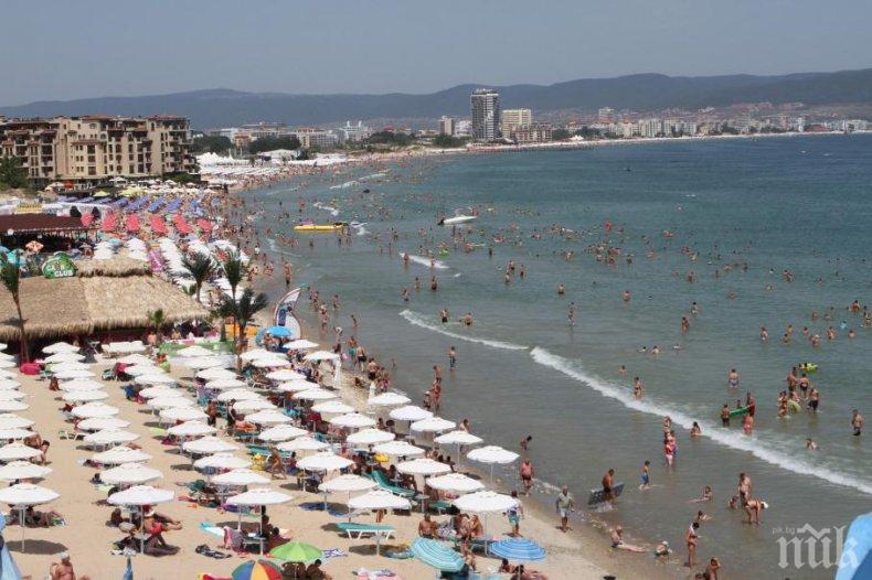 ПАРАДОКСИ: Хотелът на морето струва колкото два шезлонга