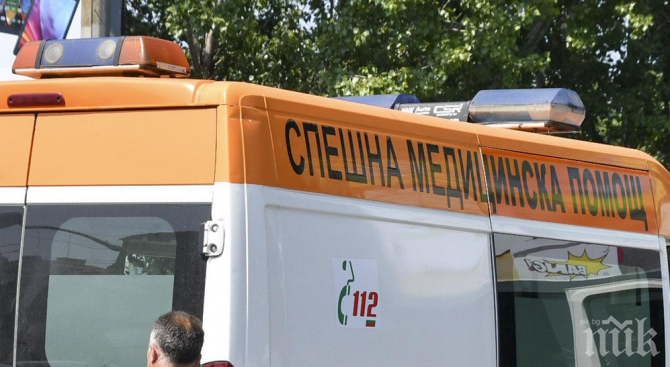 Мъж почина, затиснат под колата си