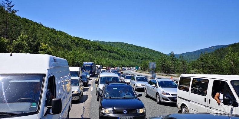 ПЪРВО В ПИК: Внимание за шофьорите - движението по Хемус в една лента на Правешки ханове