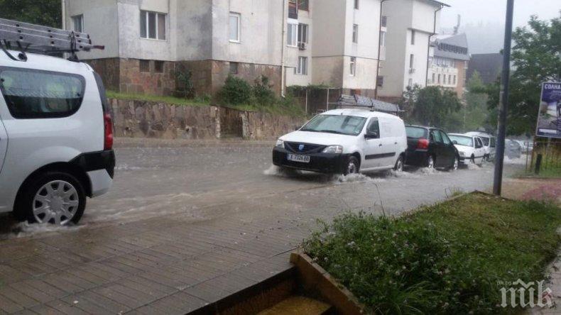 АПОКАЛИПСИС В РОДОПИТЕ: Градушка падна над Смолян, градът побеля (СНИМКИ)