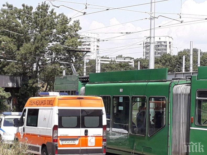 САМО В ПИК: Жегата убива! Мъж издъхна в трамвай (СНИМКИ)