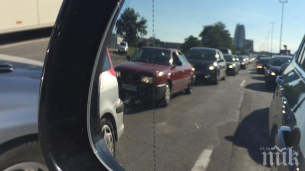 Километрично задръстване на Цариградско шосе заради инцидент - ударили са се три коли