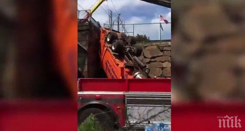 Инцидент: 17 пострадали, след като камион падна от естакада в Ню Джърси