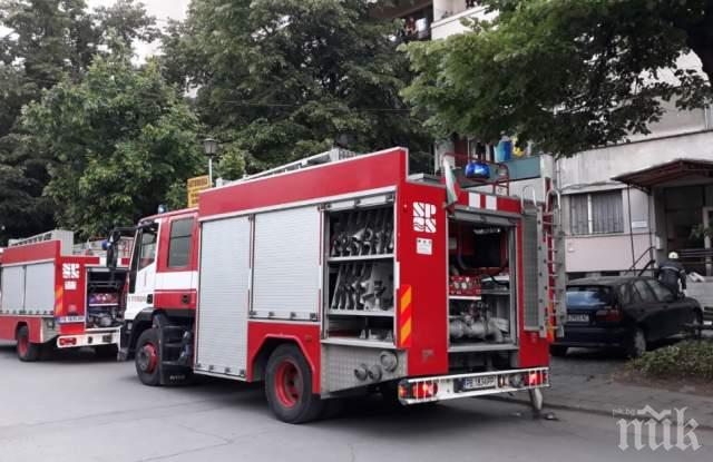 ОТ ПОСЛЕДНИТЕ МИНУТИ: Кола пламна като факла в центъра на Бургас (ВИДЕО)
