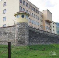 КАТО НА ФИЛМ: Трима непълнолетни са избягали от поправителния дом към затвора във Враца