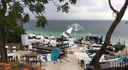 страшна буря морето ураганен вятър изпотроши всичко плажа българево снимки видео