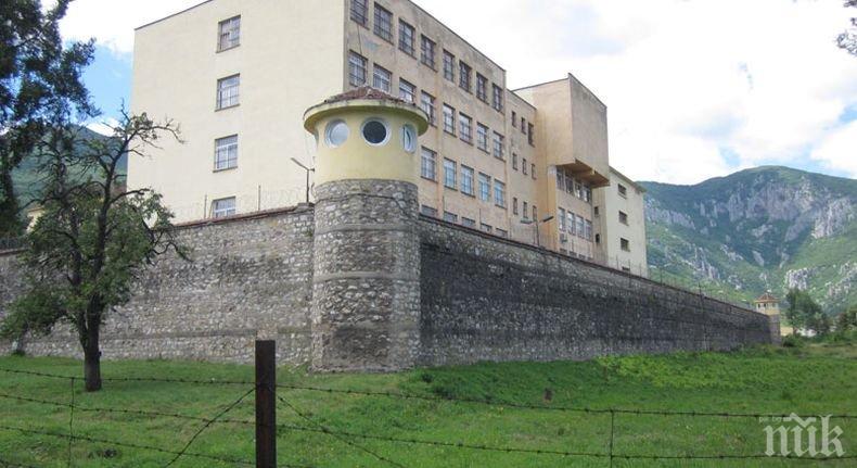 КАТО НА ФИЛМ: Трима непълнолетни са избягали от поправителния дом към затвора във Враца