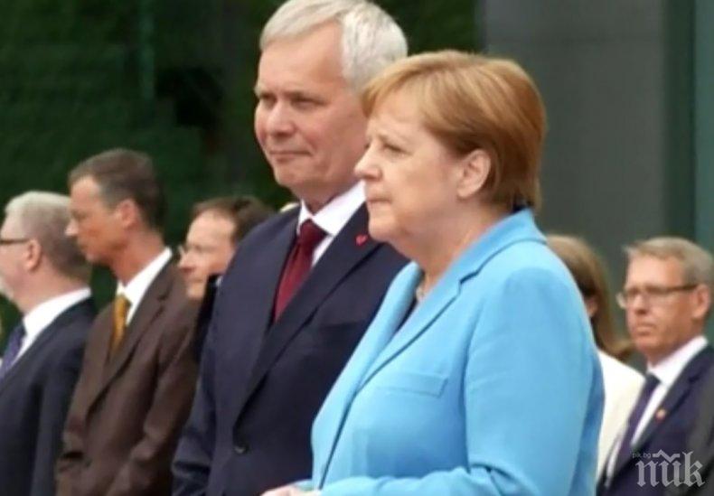 НОВ ПРИСТЪП: Меркел трепери като лист (ВИДЕО)